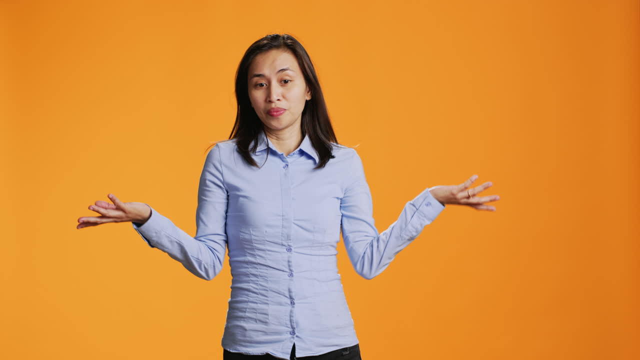 카메라 앞에서 어깨를 들고 있는 무지한 사람,