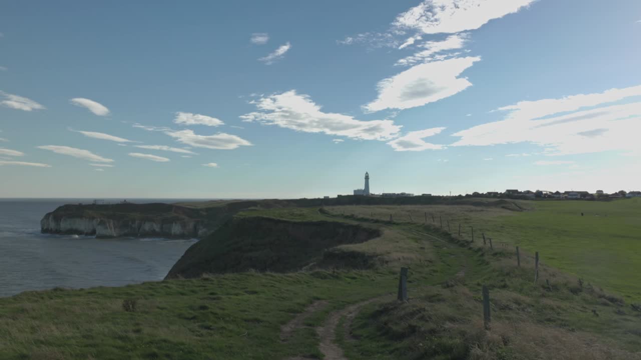 Scatto grandangolare di un sentiero intorno al faro di Flamborough Head nello Yorkshire