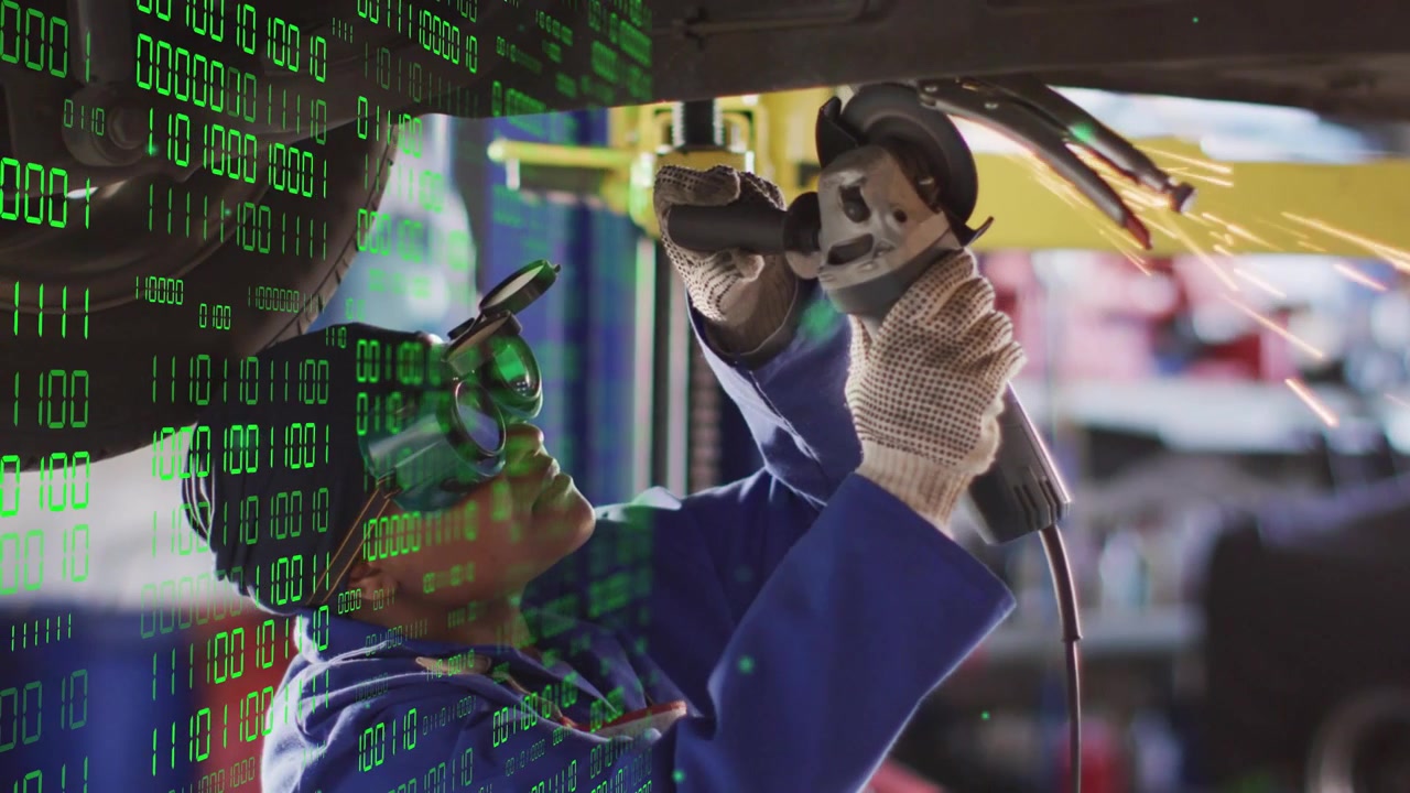 Tecnico automobilistico che usa una smerigliatrice per una riparazione su un sollevatore, smerigliando una saldatura, con scintille e una sovrapposizione binaria che gli oscurano il viso