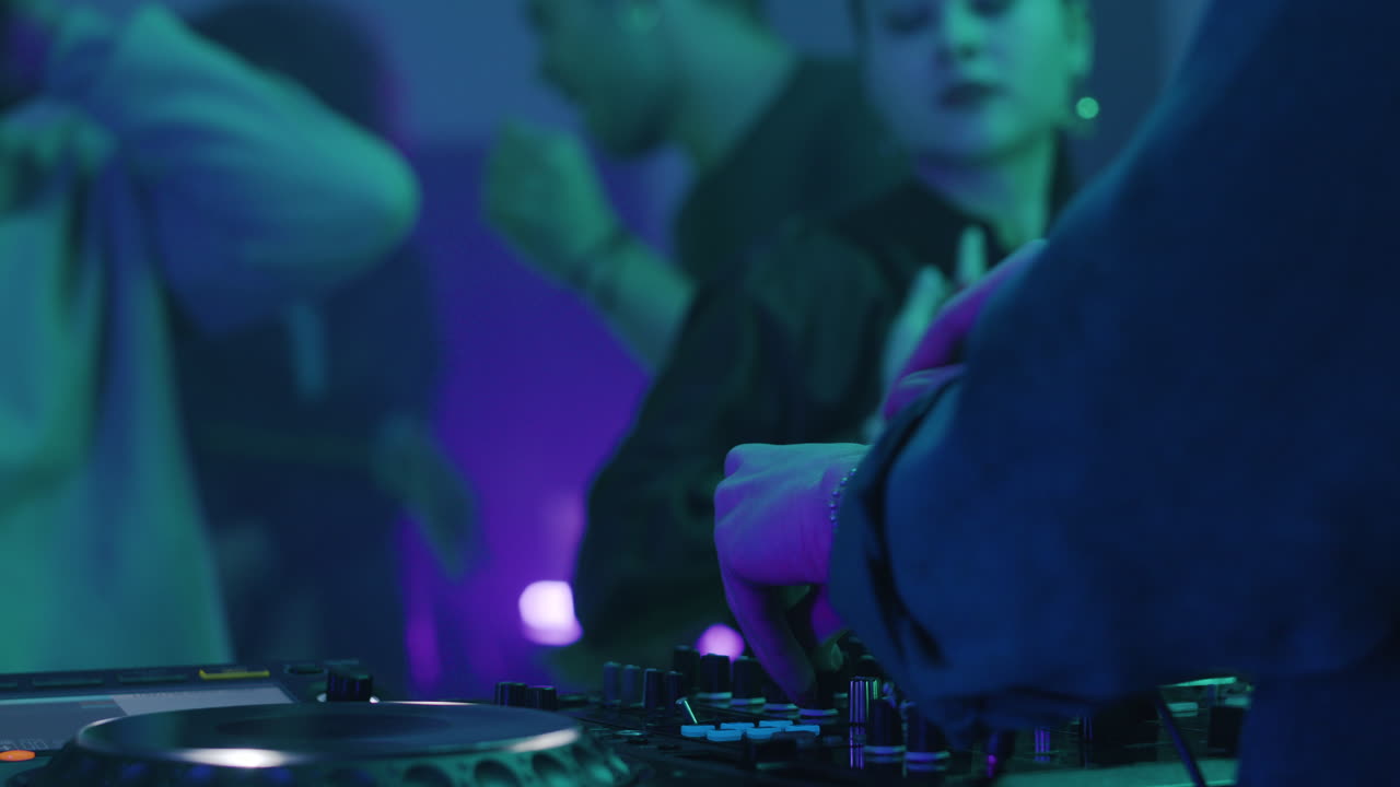 primer plano del dj trabajando con el mezclador