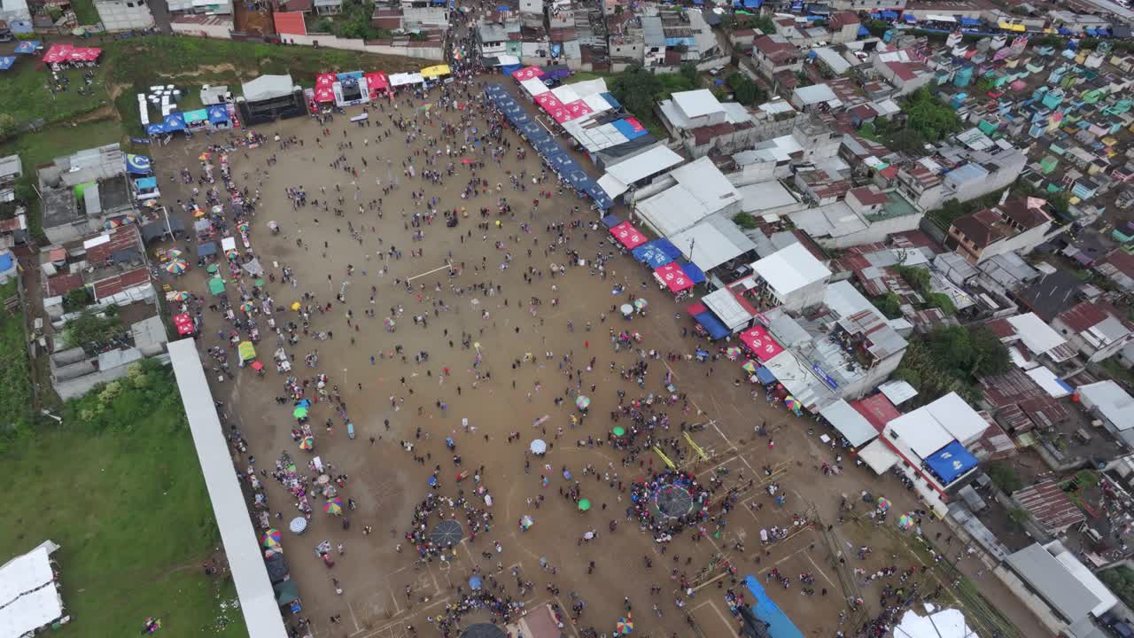 Bovenaanzicht van de voorbereiding van het Sumpango Vlieger Evenement 2023, vanuit de lucht