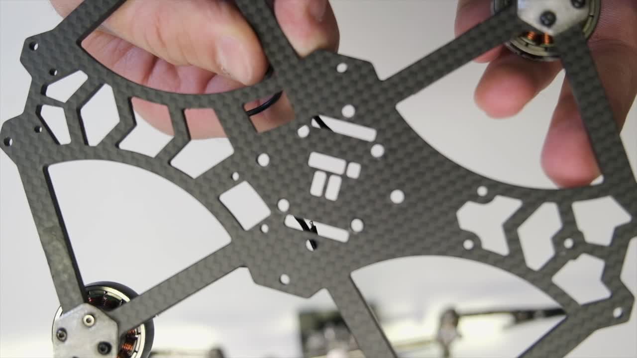 fabricación de drones, chips, soldaduras, reparaciones, mecánicos y placas base