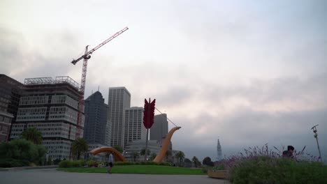 un día nublado y aburrido en el parque rincón y el edificio del ferry en san francisco