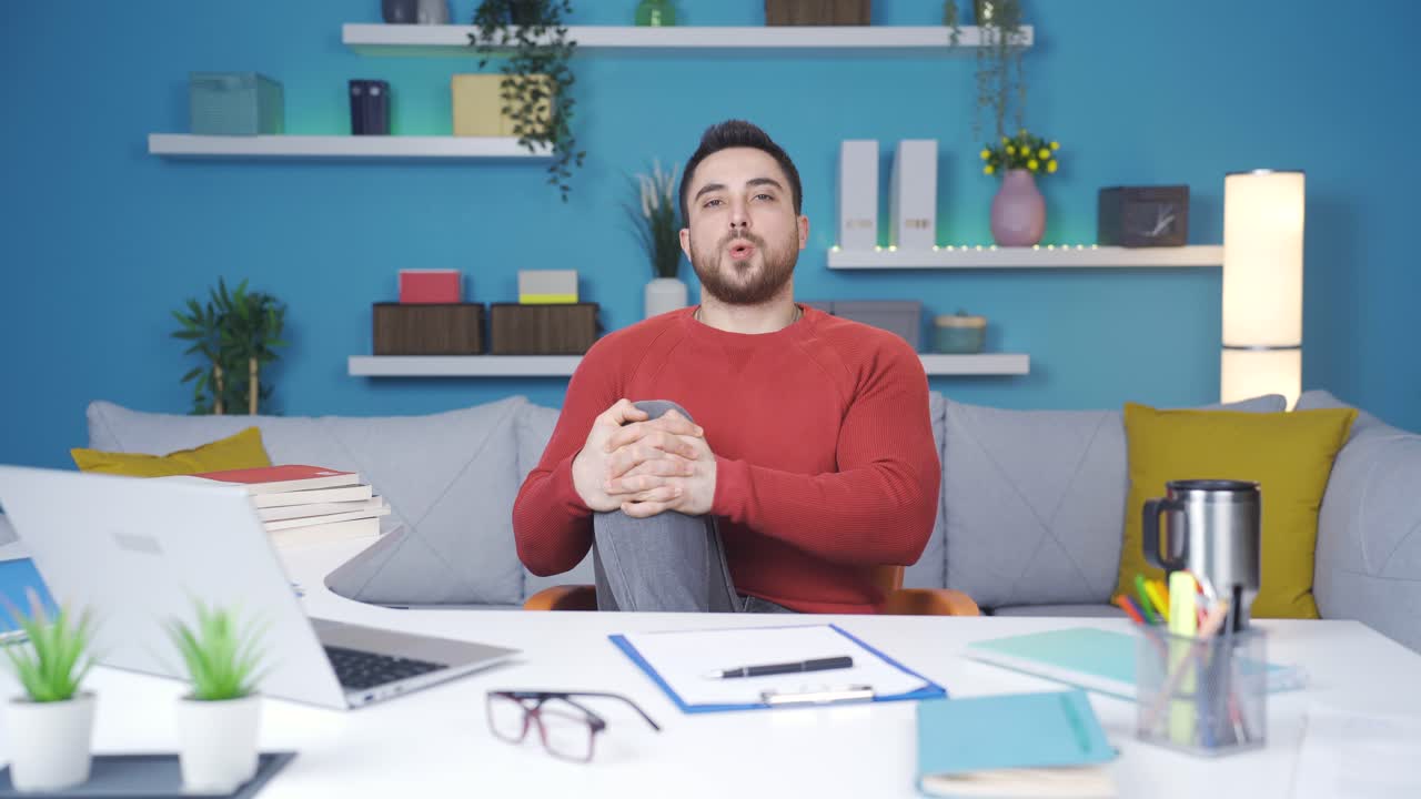 joven mostrando cómo hacer ejercicio en la oficina. haciendo ejercicios para las piernas.