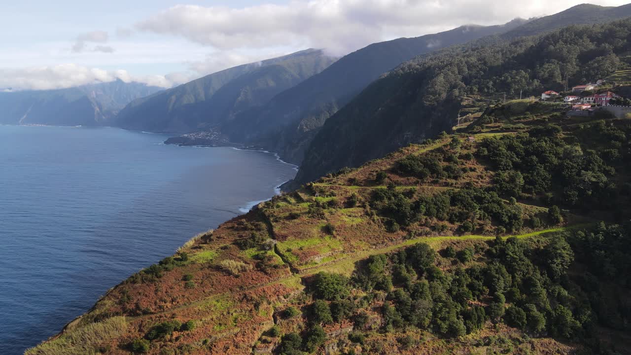 Sinta a serenidade da vida costeira enquanto desliza sobre os penhascos da Madeira neste espetacular vídeo de drone.