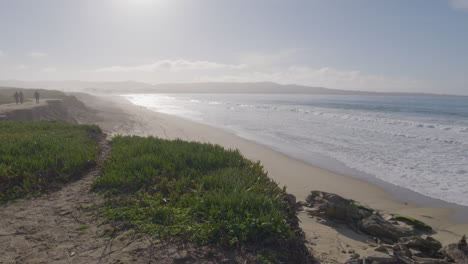 Rollende-Wellen-An-Einem-Sandstrand-In-Monterey-Bay,-Kalifornien,-Marina-State-Beach