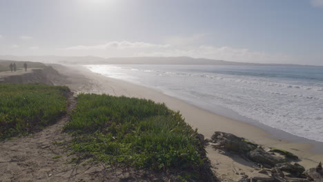 Olas-Ondulantes-En-Una-Playa-De-Arena-En-La-Bahía-De-Monterey-California-Marina-State-Beach