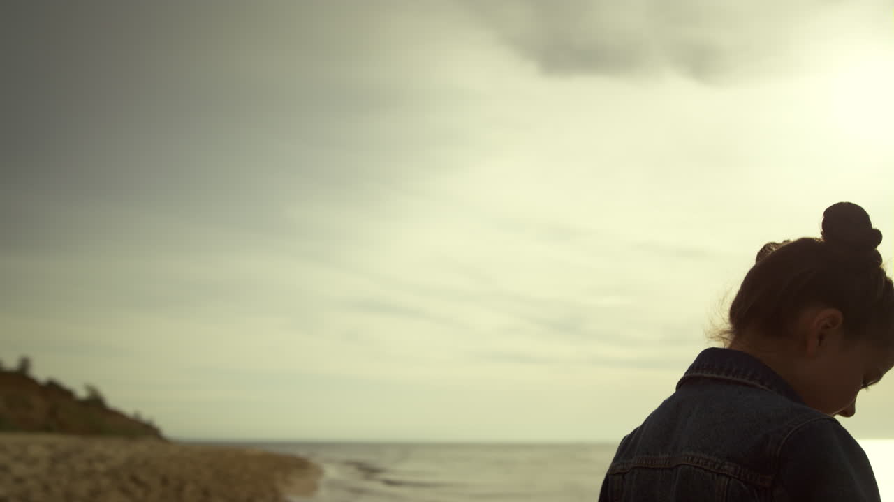 niño caminando por la playa. niño tranquilo disfrutando de sus vacaciones en la naturaleza de la orilla del océano.