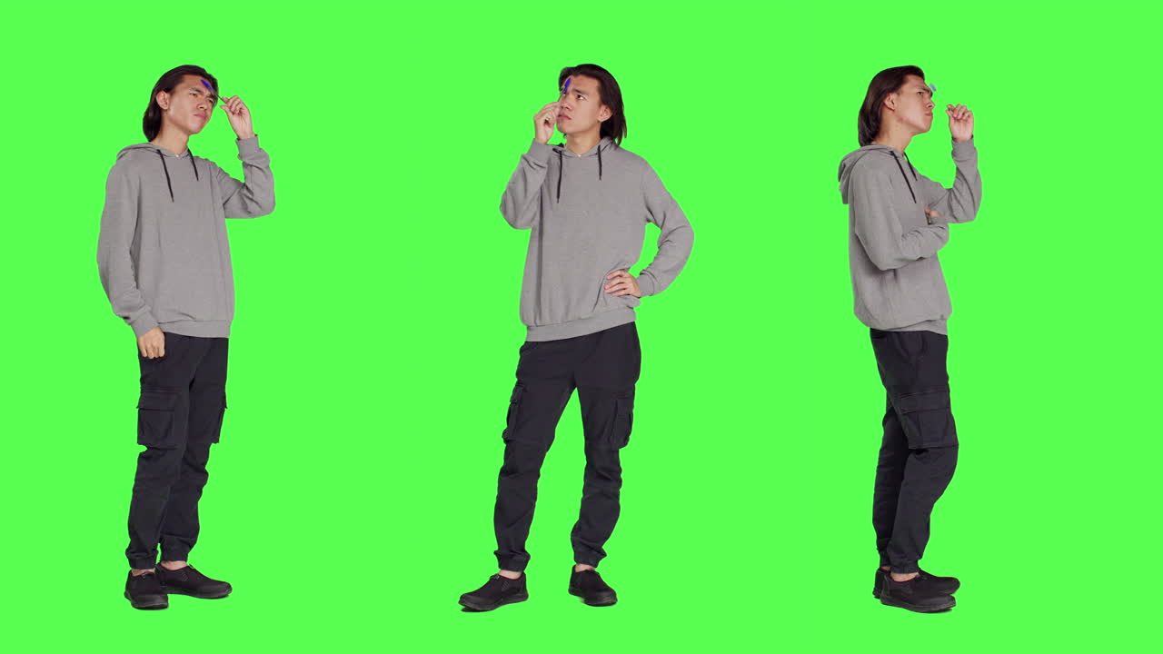 카메라 앞에서 불확실한 행동을 하는 젊은 사상가