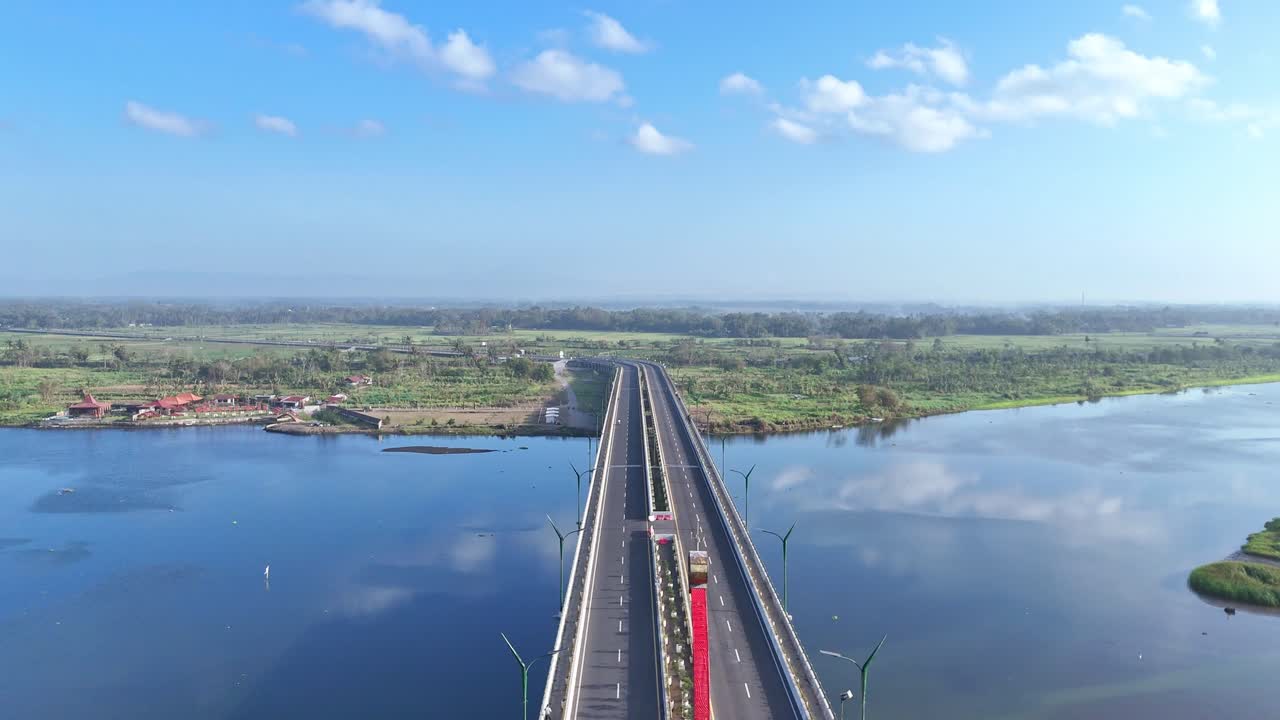 강 을 가로지르는 다리 의 공중 사진