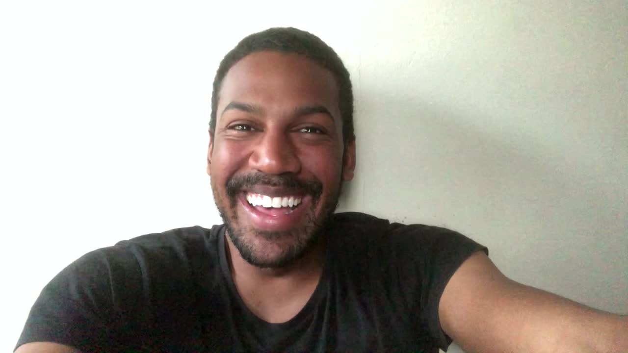 hombre escuchando y respondiendo a un chat de video