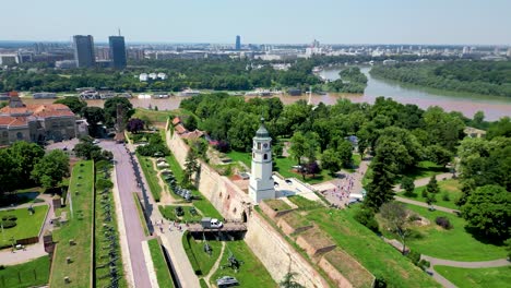 Fortaleza-Medieval-En-El-Río-Danubio,-Panorama-Aéreo,-Kalemegdan