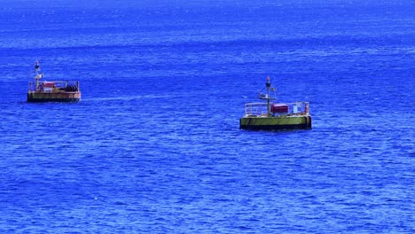 Par-De-Anclas-Flotantes-En-Alta-Mar-Utilizadas-Para-Amarrar-Grandes-Embarcaciones-En-El-Océano-Atlántico-Día-Soleado-Viento-Que-Sopla-Olas-Punto-De-Amarre-único