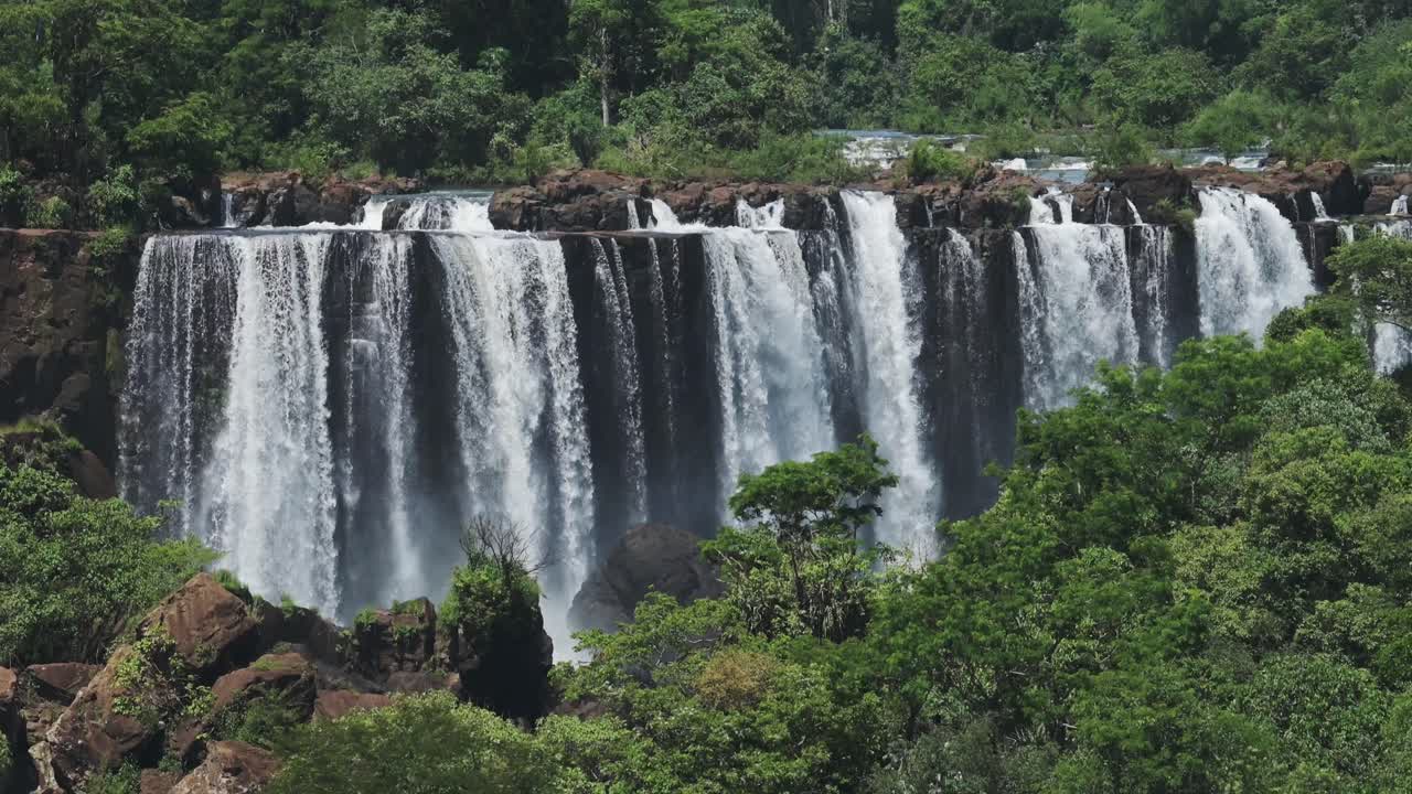 increíble paisaje pintoresco de la selva y una hilera de cascadas brillantes en la selva tropical paisaje natural, hermosos árboles y paisajes verdes con un gran grupo de enormes cascadas en iguazú, brasil