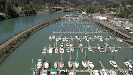 Barcos-De-Lujo-Y-Barcos-Amarrados-En-El-Río-Chetco-En-El-Puerto-De-Brookings-Durante-El-Día-En-Oregon