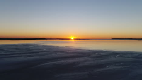 Impresionante-Amanecer-Sobre-El-Lago-Salado