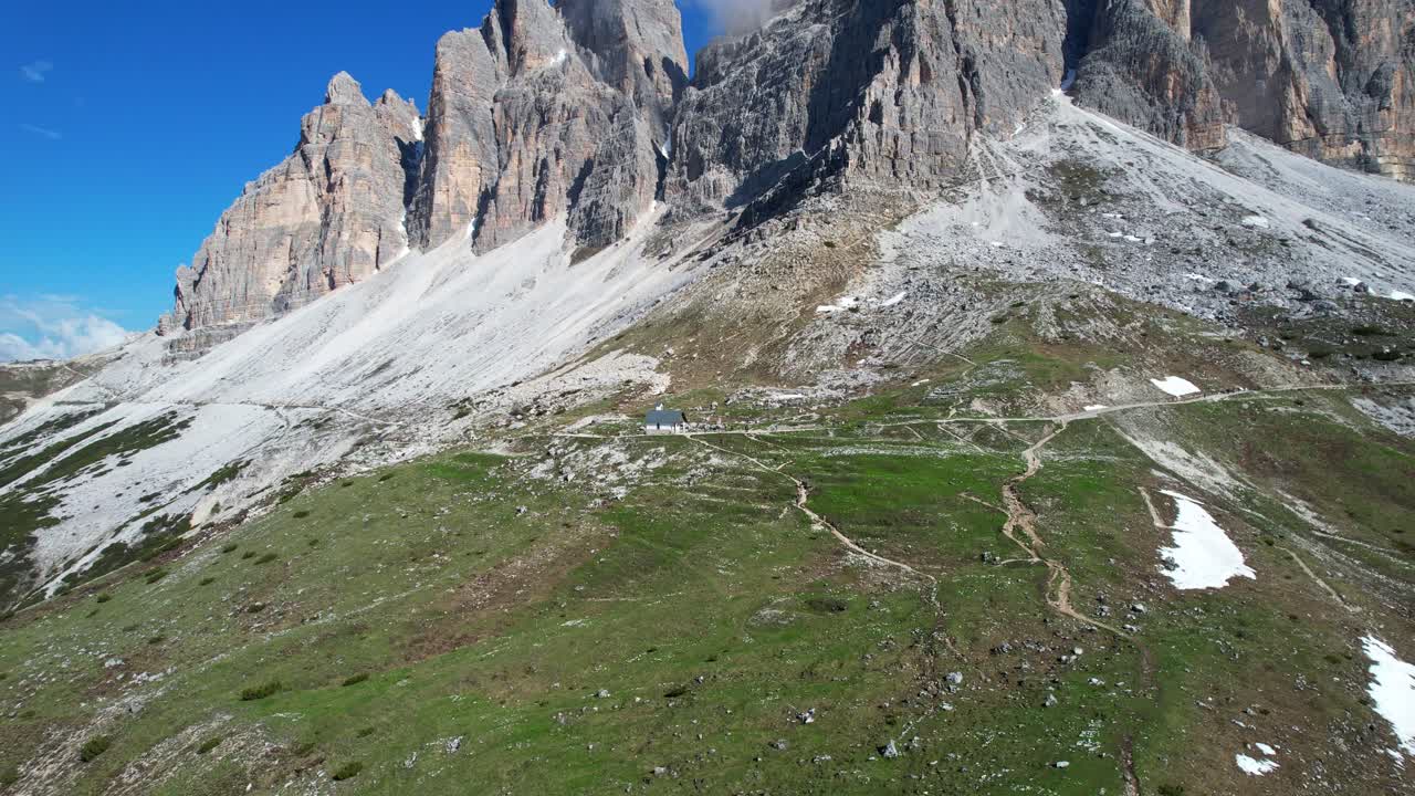 트레 시메 디 라바레도 (tre cime di lavaredo) 와 카펠라 델리 알피니 (cappella degli alpini) 의 남동쪽을 탐험하는 하이커들