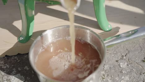 jugo de manzana que sale de una prensa de jugo de manzana