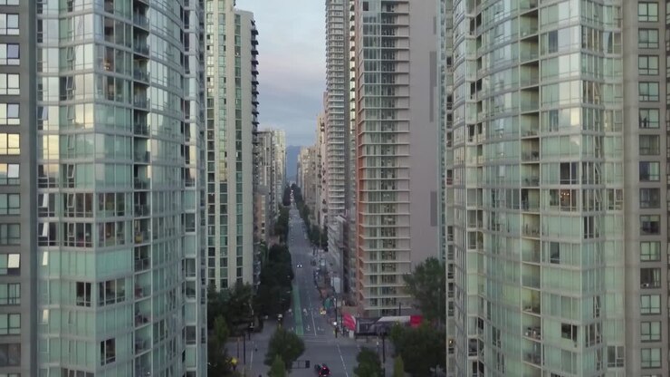 Drone Aéreo Subindo Sobre Edifícios em Vancouver.