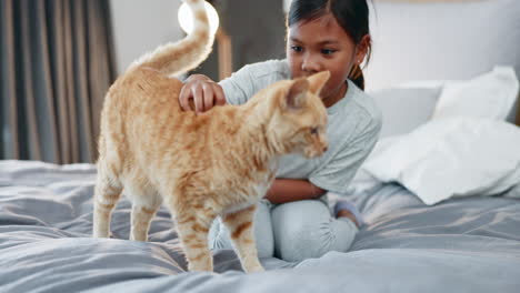 Kinder,-Schlafzimmer-Und-Ein-Mädchen,-Das-Ihre-Katze-Streichelt