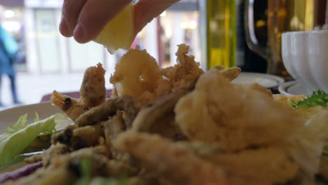 apretando la cuña de limón en los mariscos