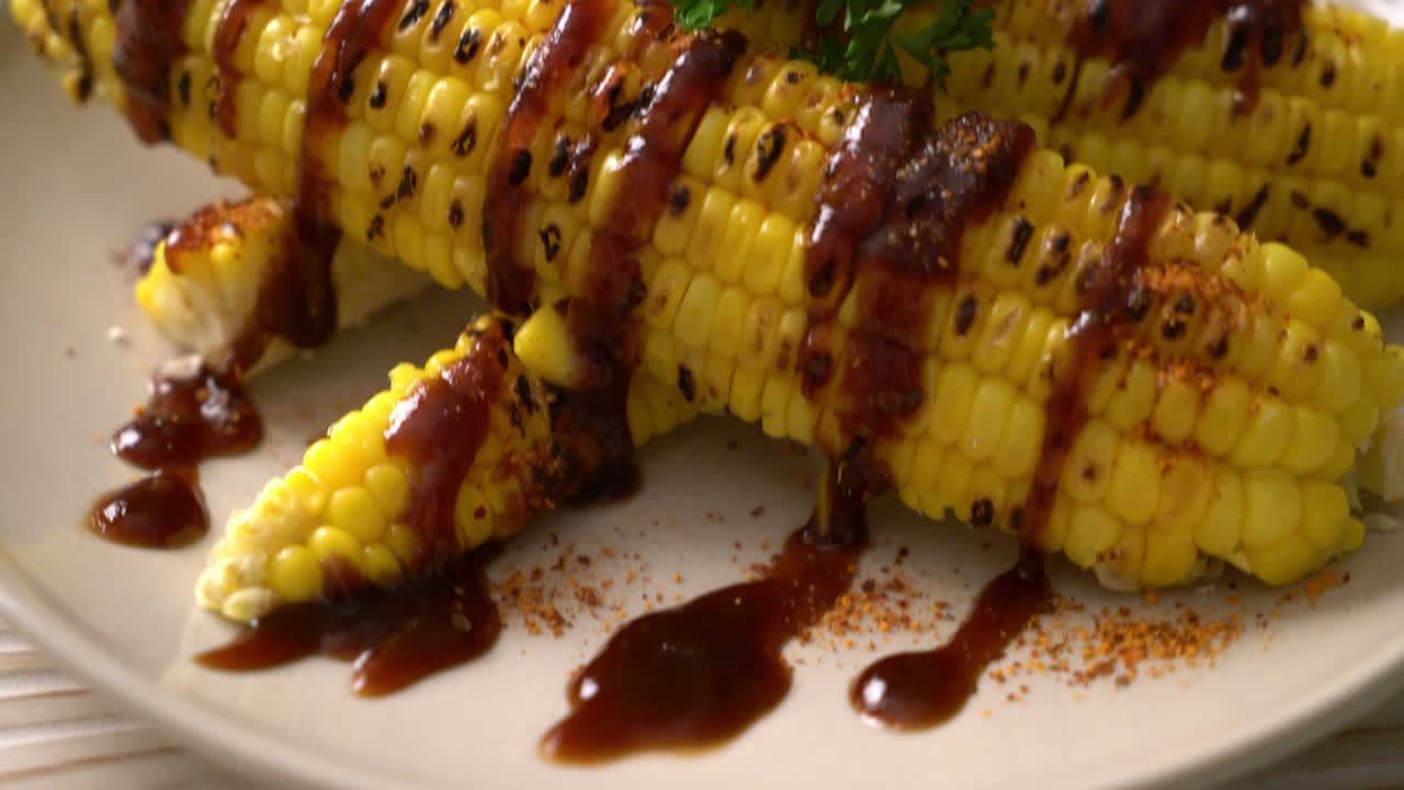 바베큐 소스를 곁들인 구운 옥수수