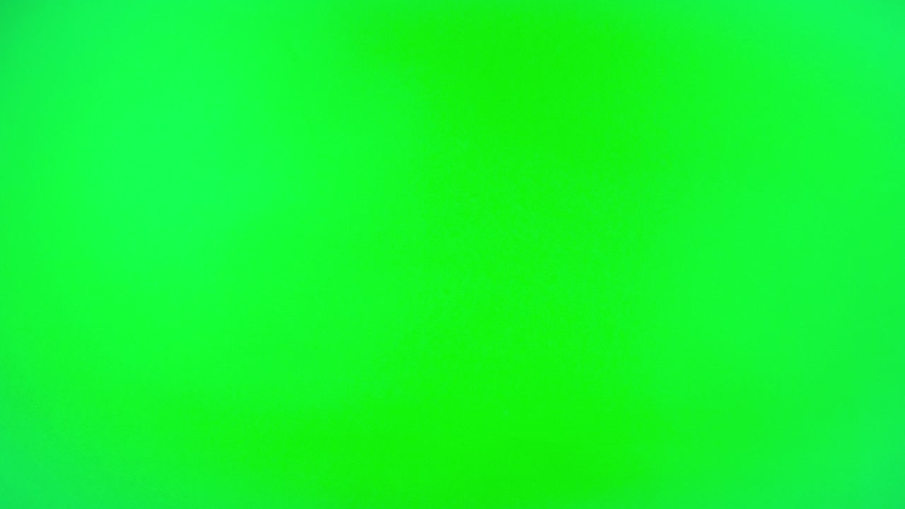 video vertical. caja de regalo rosa de vacaciones atada con cinta roja salta de manera realista