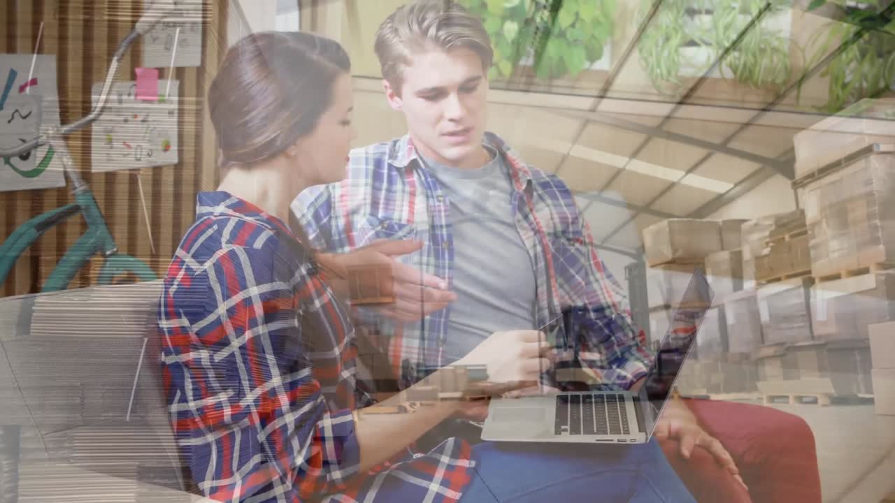 pareja caucásica en distanciamiento social comprando en línea en casa