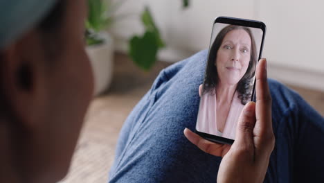 Mujer-Joven-Teniendo-Video-Chat-Usando-Un-Teléfono-Inteligente-En-Casa-Charlando-Con-Su-Madre-Disfrutando-De-Una-Conversación-Compartiendo-Su-Estilo-De-Vida-En-Un-Teléfono-Móvil