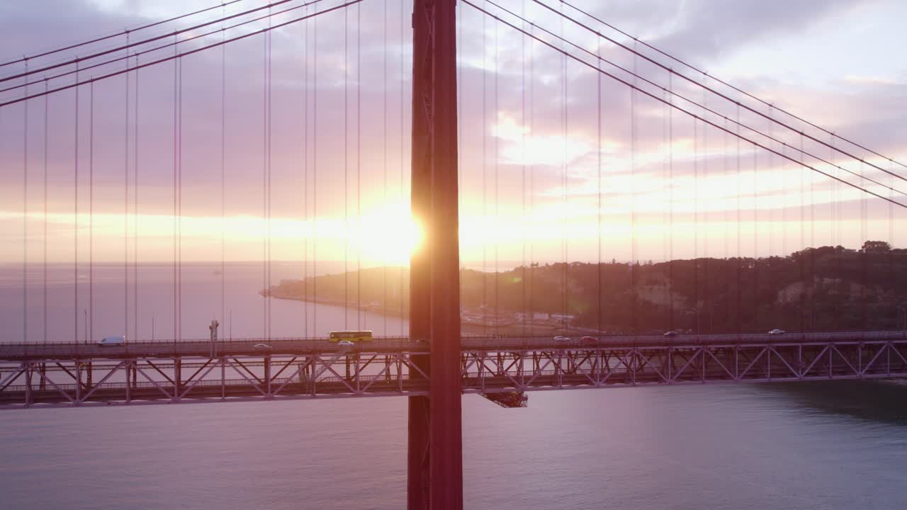 Vista aerea del Ponte 25 de Abril con ponte, alba, autostrada, che mostra un sereno paesaggio storico in Portogallo