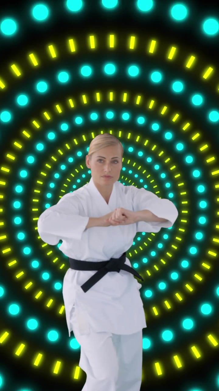 Animation af kaukasisk kvindelig karateudøver over former.