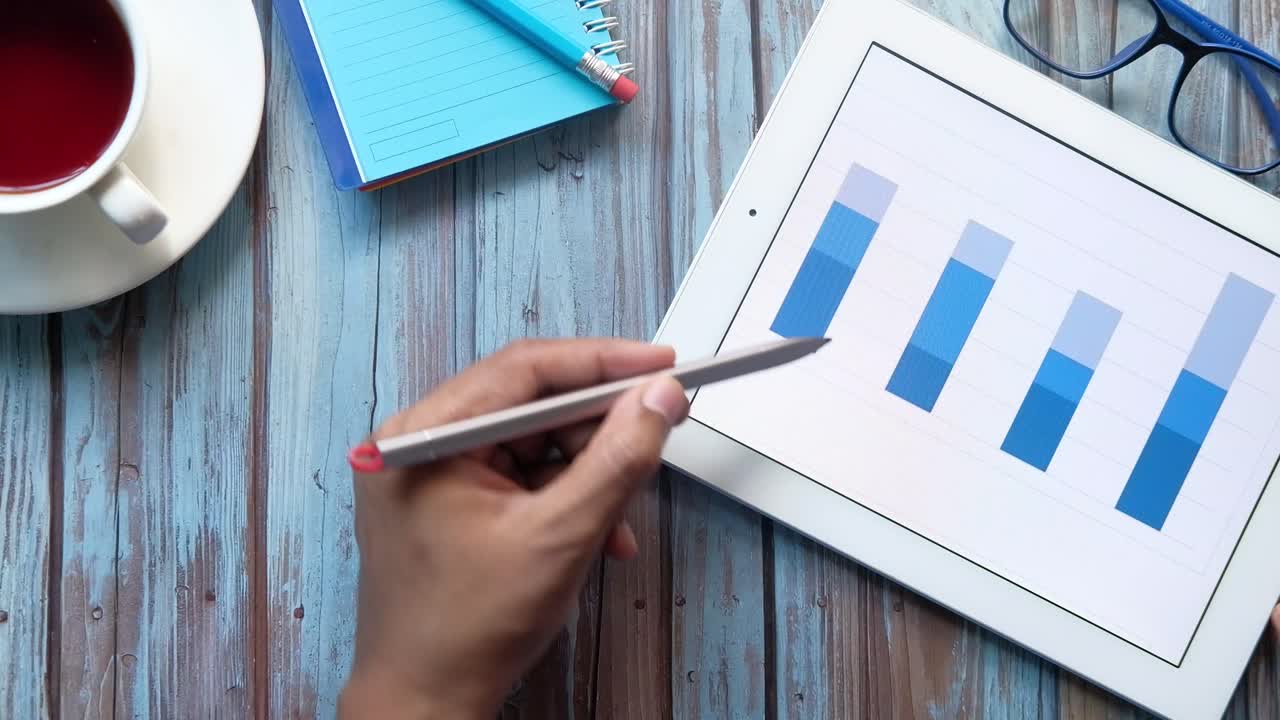 análisis de negocios en tableta