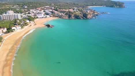 Vom-Himmel-Aus-Strahlt-Die-Küste-Von-La-Fosca-Eine-Atmosphäre-Der-Vornehmheit-Aus-Und-Zieht-Anspruchsvolle-Touristen-An,-Die-Gehobene-Annehmlichkeiten-Entlang-Der-Costa-Brava-Suchen