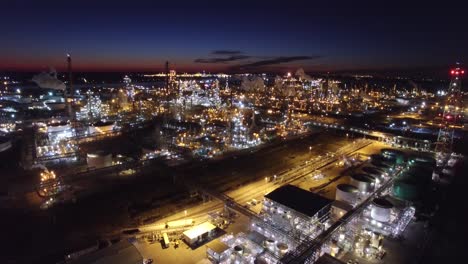 Excelente-Antena-Sobre-Enorme-Refinería-De-Petróleo-Industrial-En-La-Noche-2