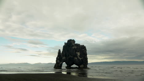 Hvitserkur-Ein-Hoher-Basaltfelsenstapel-In-Der-Hunafloi-Bucht,-Island