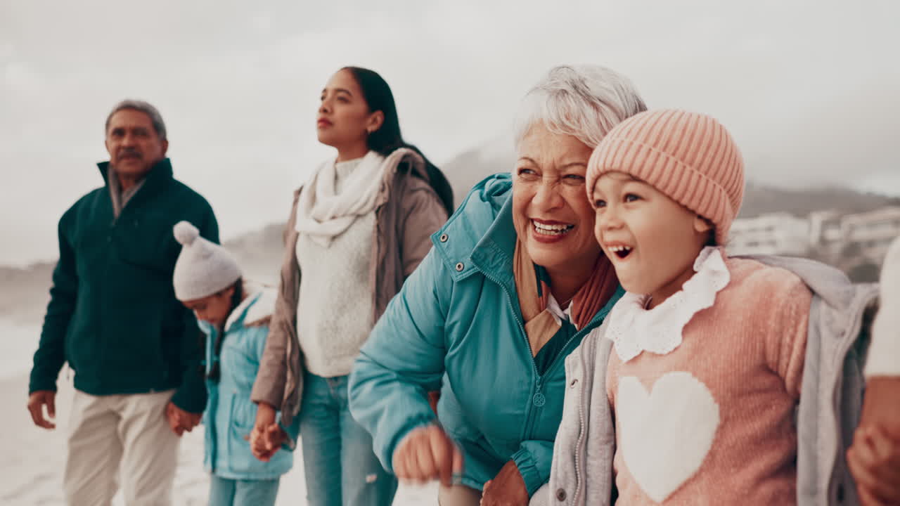 다세대 가족이 야외에서 시간을 즐기고 있습니다.