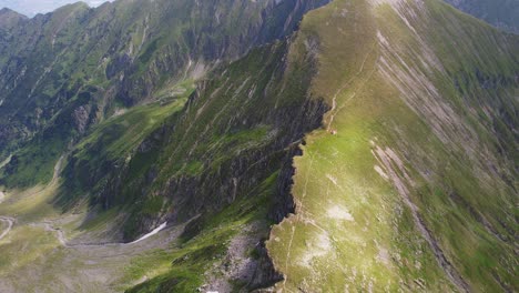 el amanecer sobre el borde de portita vistei en las montañas fagaras, proyectando un caloroso resplandor en los escarpados picos, sereno y majestuoso