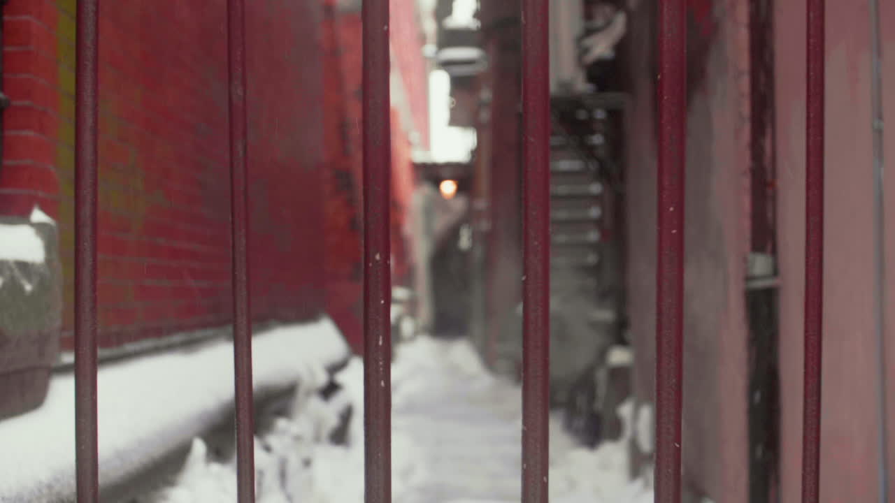 눈  ⁇ 인 골목길로 울타리로 둘러싸여