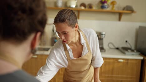 mujer horneando en la cocina