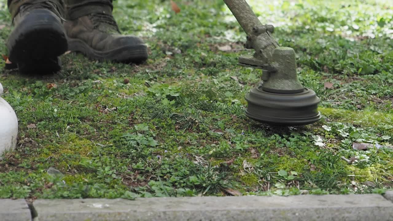 잔디 를 기 위해 스트링 트리머 를 사용 하는 사람