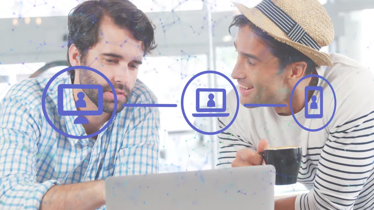 animación de una red de conexiones e iconos digitales sobre dos hombres diversos discutiendo en una computadora portátil.