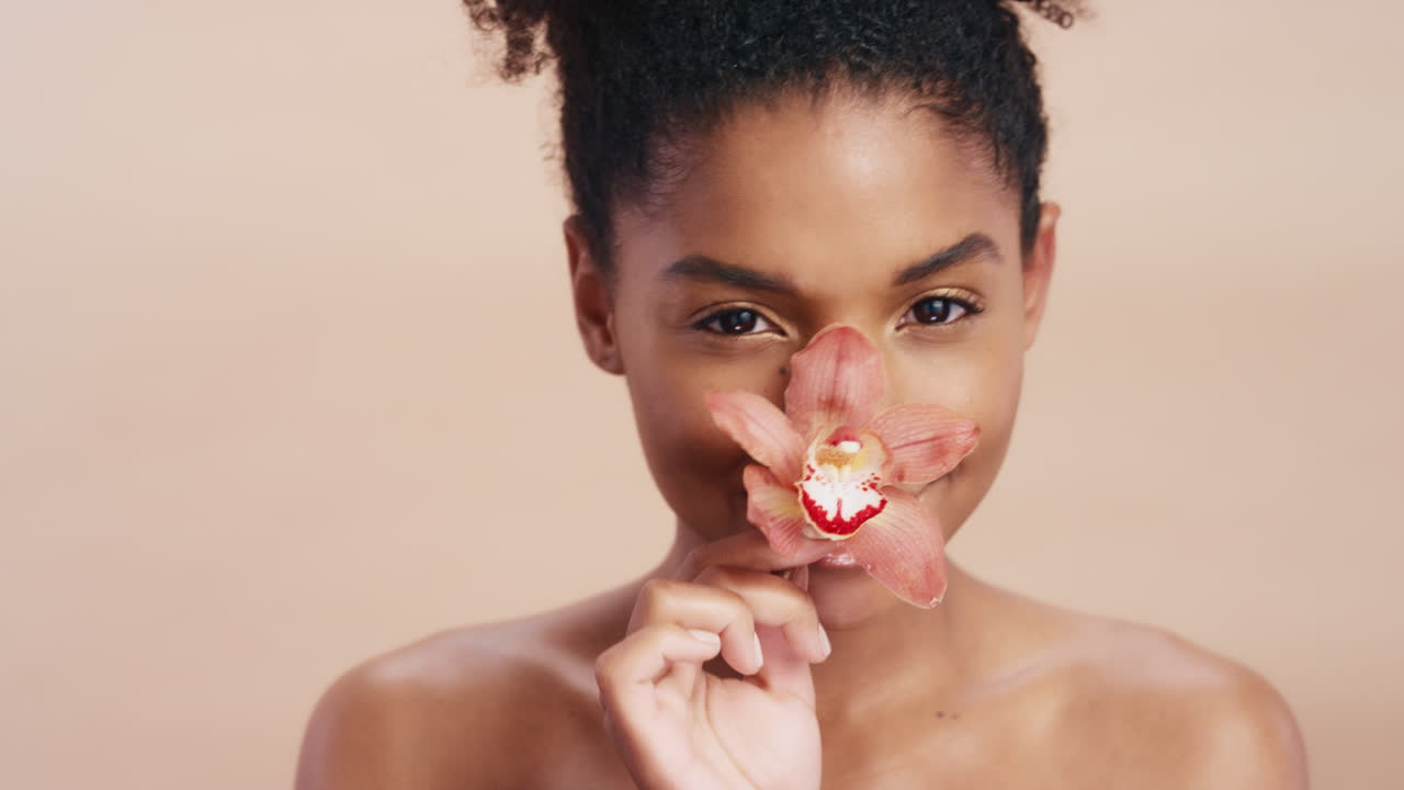 cara, flor y mujer negra con cuidado de la piel