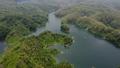 Toma-De-Plataforma-Rodante-De-Un-Lago,-Una-Toma-De-Plataforma-Rodante,-Lo-Que-Significa-Que-La-Cámara-Se-Mueve-Horizontalmente-En-El-Aire