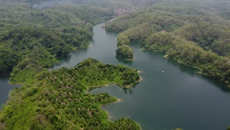 toma con plataforma rodante de un lago, una toma con plataforma rodante, lo que significa que la cámara se mueve horizontalmente en el aire.