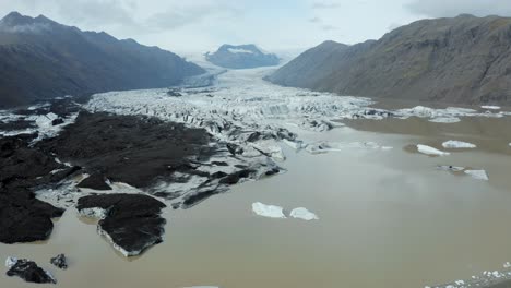 在瓦特納約克爾 (vatnajökull) 冰川之一的空中拍攝 - - 漂浮冰的冰川湖