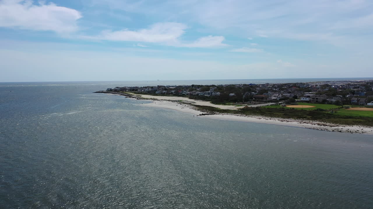 Una vista aerea delle acque, di fronte a una spiaggia deserta in una giornata di sole in estate