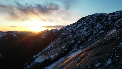 Picos-De-Montañas-Rocosas-Con-Nieve-Y-árboles.