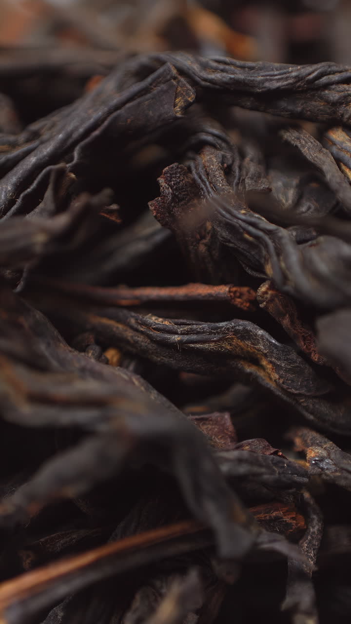 Close-up van gedroogde zwarte theebladeren