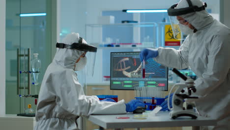 médico con abrigos trabajando con muestras de sangre