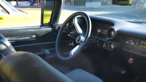 el interior de un automóvil de la vieja escuela de los años sesenta, el interior de un coche clásico